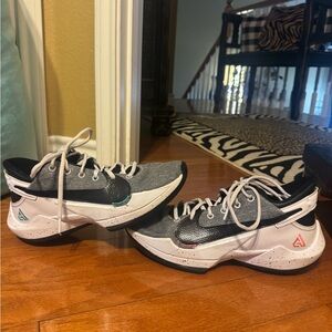 Nike Women's Black and White Athletic Shoes